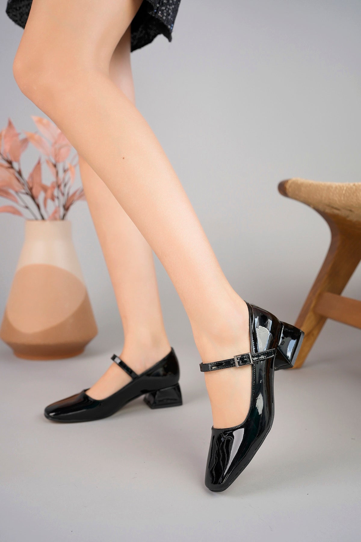 Muggo MARY Guaranteed Square-Toed Women Short Heeled Shoes