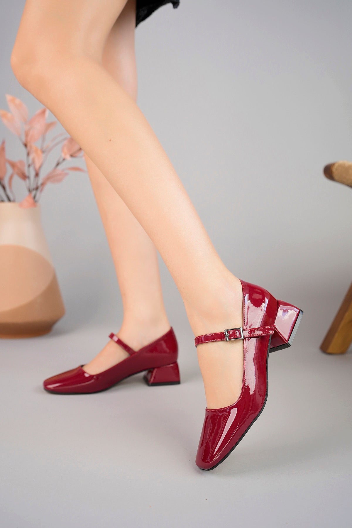 Muggo MARY Guaranteed Square-Toed Women Short Heeled Shoes