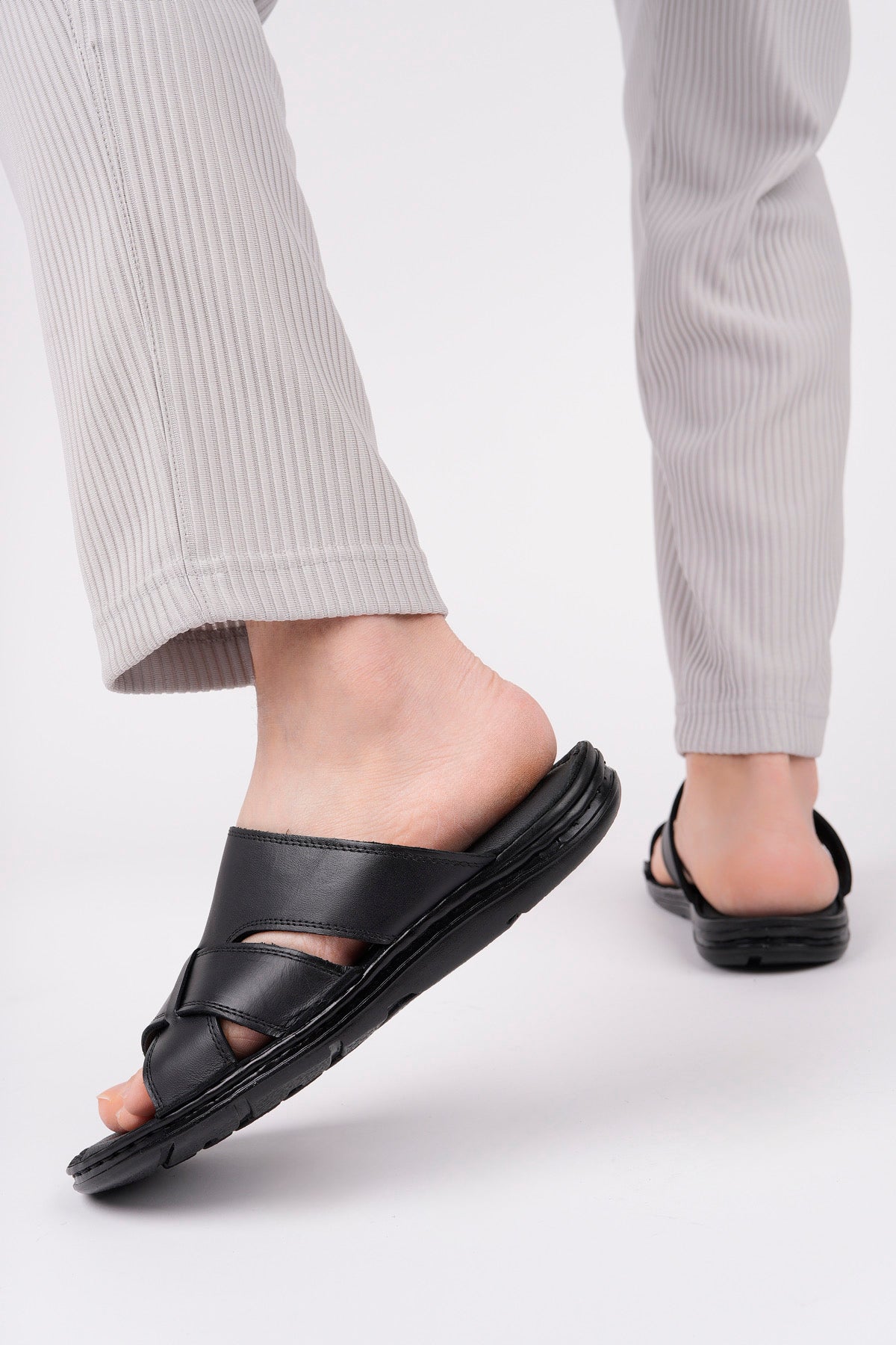 Muggo Eco Guaranteed Men Casual Genuine Leather Comfortable Soft Sole Orthopedic Slippers